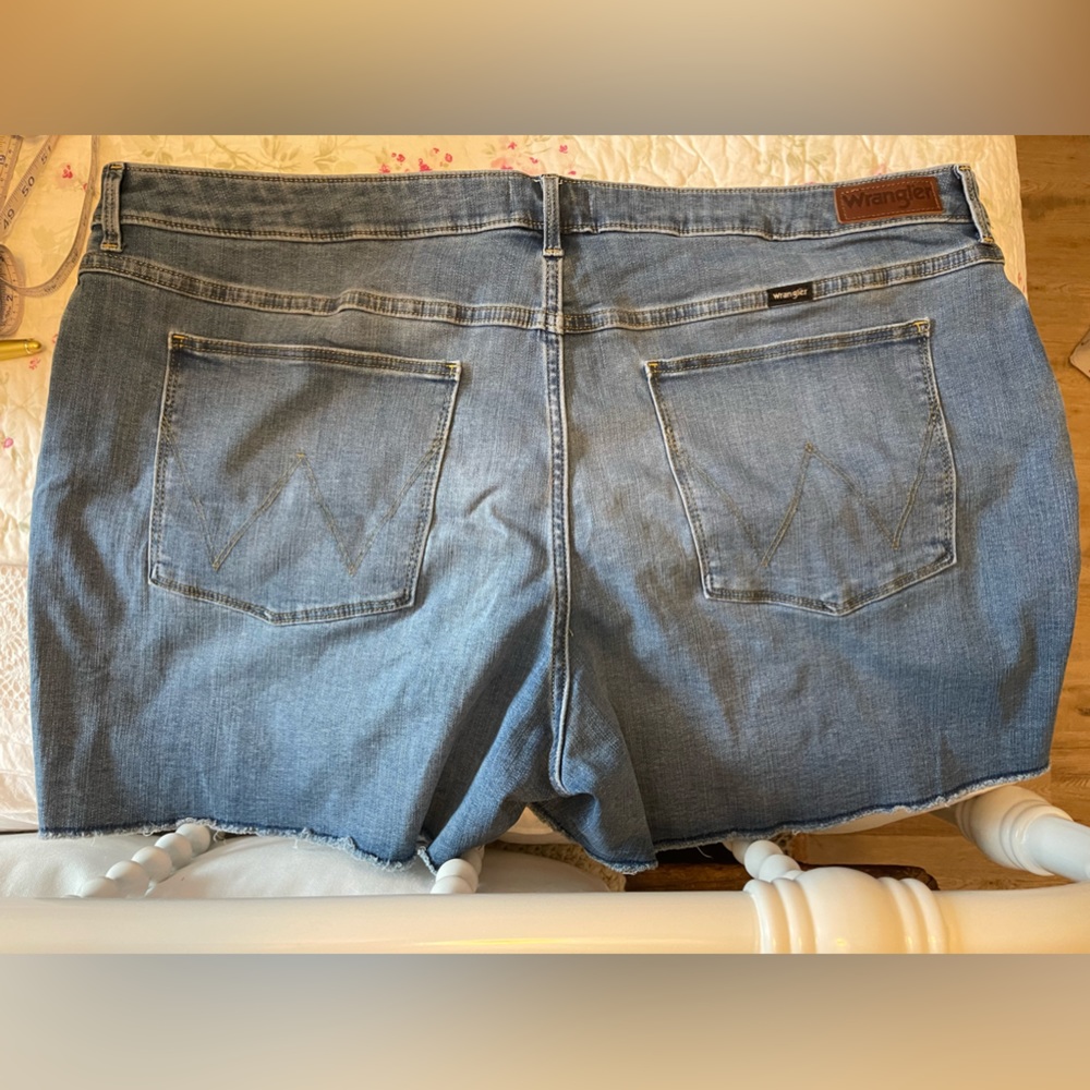 Wrangler sz 24 frayed hem 4” rise denim short. Front & rear pockets. Distressed